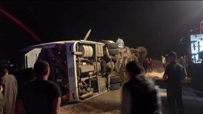 مصرع 14 شخصا وإصابة 25 في تصادم أتوبيس بشاحنة بالوادي الجديد والمحافظ ينعى الضحايا