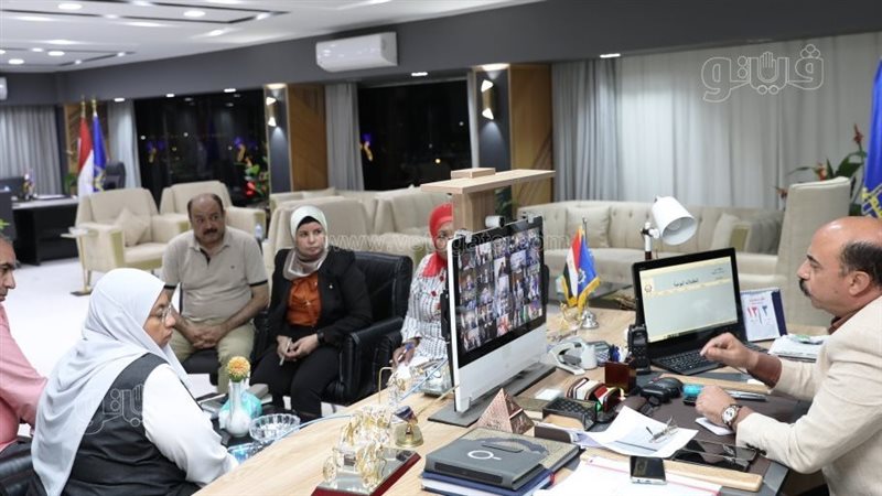 محافظ أسوان يجتمع