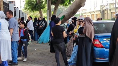 انطلاق امتحانات نهاية العام لطلاب صفوف النقل.. انتظار أولياء الأمور أمام اللجان يتصدر المشهد