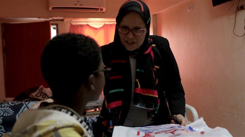 توزيع هدايا على الأطفال
