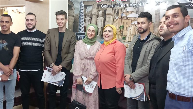 الطلاب العائدين من