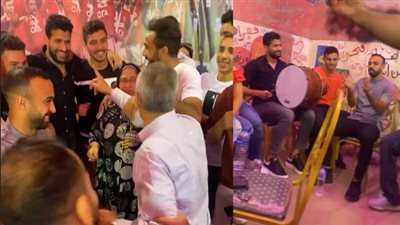 رقص وزغرودة طويلة من والدته، أول فيديو لعزومة كهربا للاعبي الأهلي احتفالا بلقب السوبر