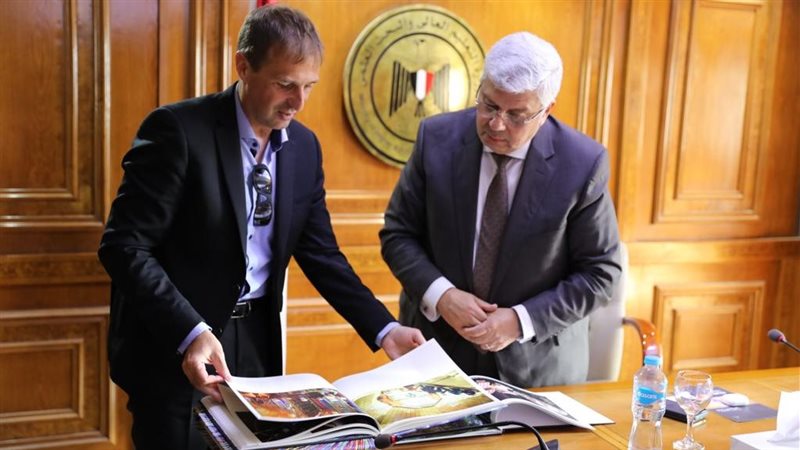الدكتور أيمن عاشور