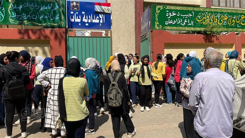 طالبة بالصف الثاني