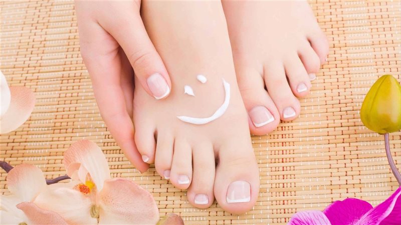 علاج تشققات القدمين،