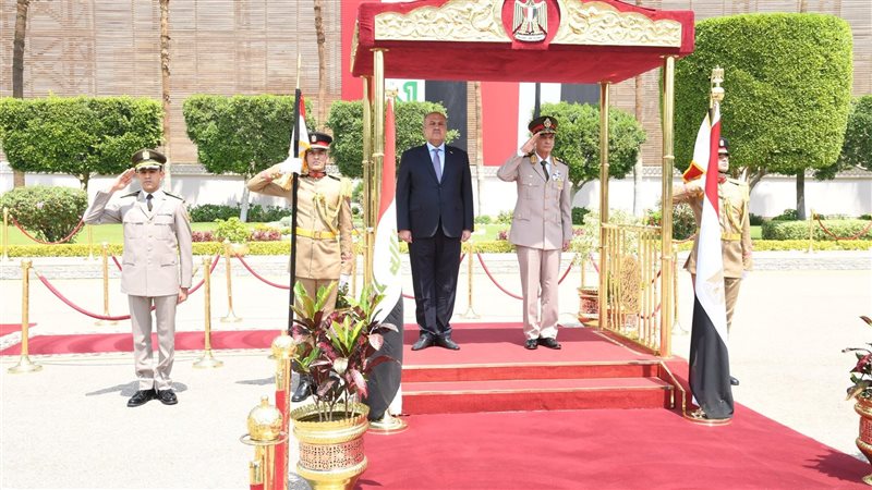  وزير الدفاع والإنتاج