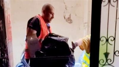 حملة الجمع المنزلي للقمامة تصل لحي الثلاثيني بمناخ بورسعيد (صور) 