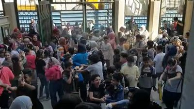 فرحة هستيرية لطلاب رابعة وخامسة ابتدائي في الجيزة بانتهاء امتحانات الترم الثاني (فيديو) 