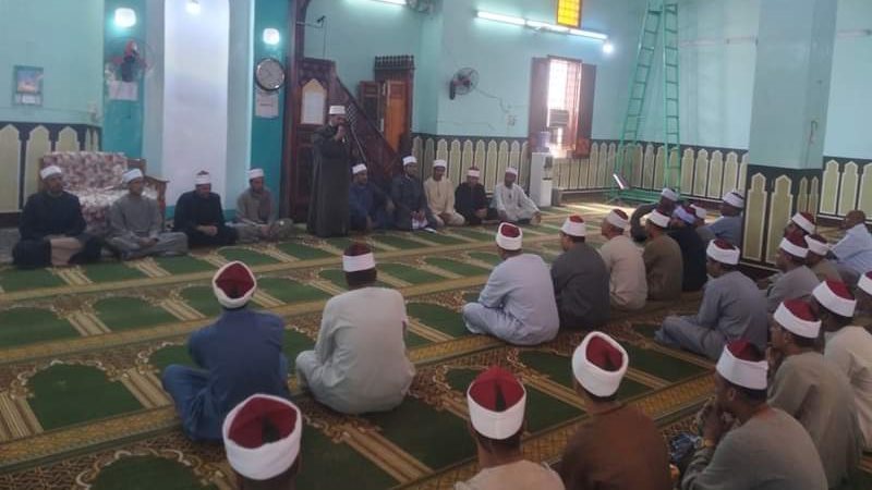 جانب من متابعة العمل