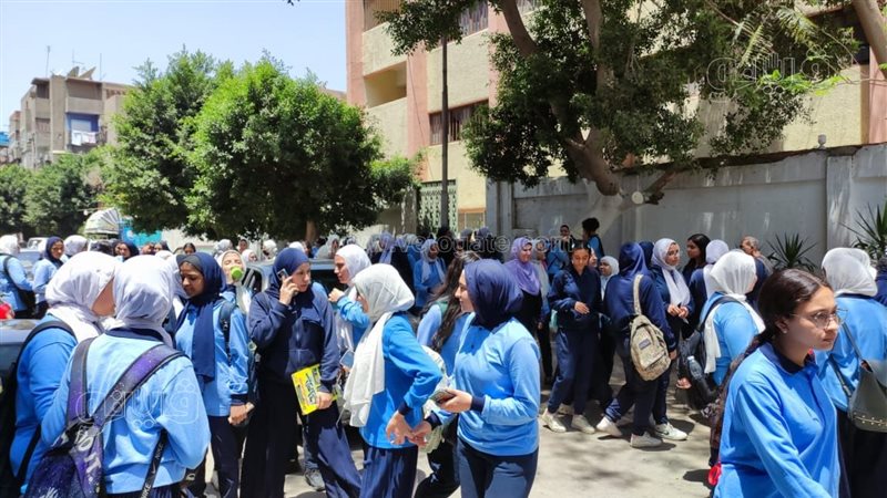 طلاب الصف الأول الثانوي