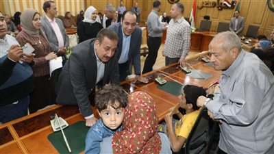 محافظ المنوفية يسلم كراسي متحركة ومساعدات مالية وعينية لـ 70 حالة إنسانية