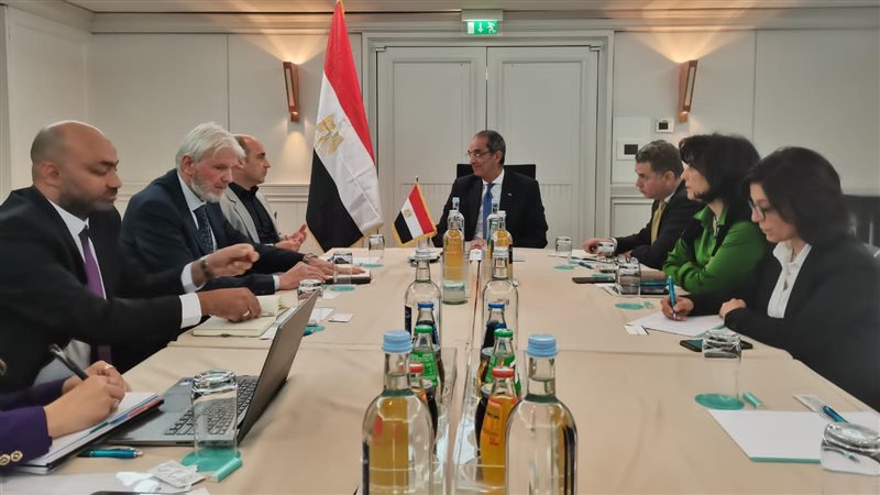 وزير الاتصالات خلال