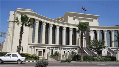 إصابة 4 أشخاص في تصادم سيارتين بسور المحكمة الدستورية 