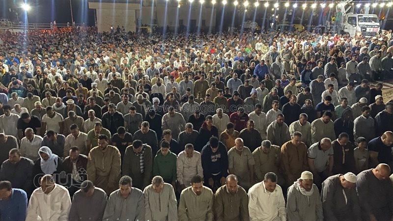 الأهالي يؤدون صلاة
