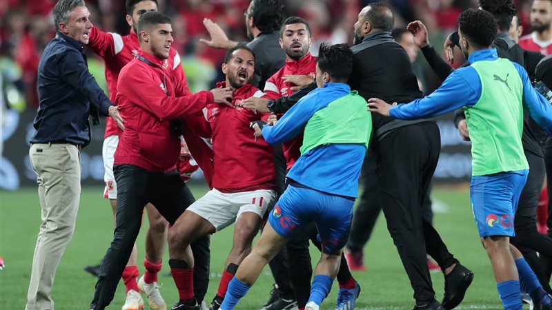 اشتباكات في الملاعب