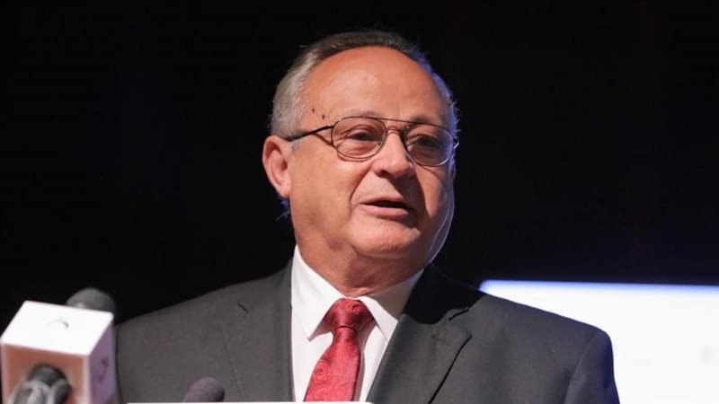 الدكتور أحمد زايد؛