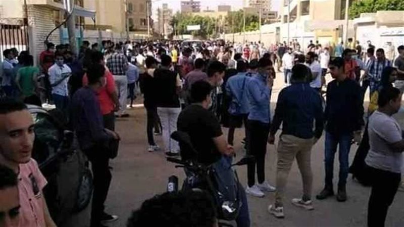 أمام لجنة إمتحان،