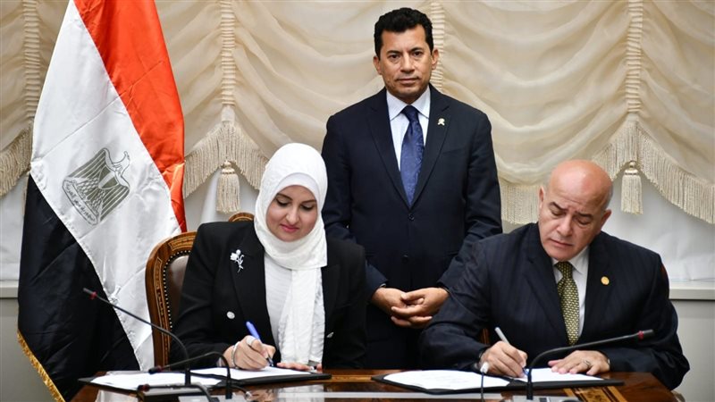 أشرف صبحي يشهد توقيع