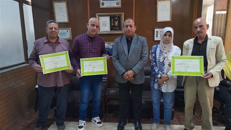 تكريم أعضاء لجنة