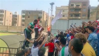جمهور المحلة يهددون بإلقاء أنفسهم من فوق المنازل لحضور المباراة (فيديو)