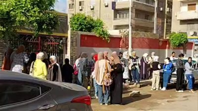 أولياء أمور طلاب الشهادة الإعدادية يرافقون أبنائهم إلى لجان القليوبية 