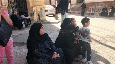 أولياء الأمور ينتظرون أبنائهم أمام لجان امتحانات الشهادة الإعدادية بالمنوفية (صور)