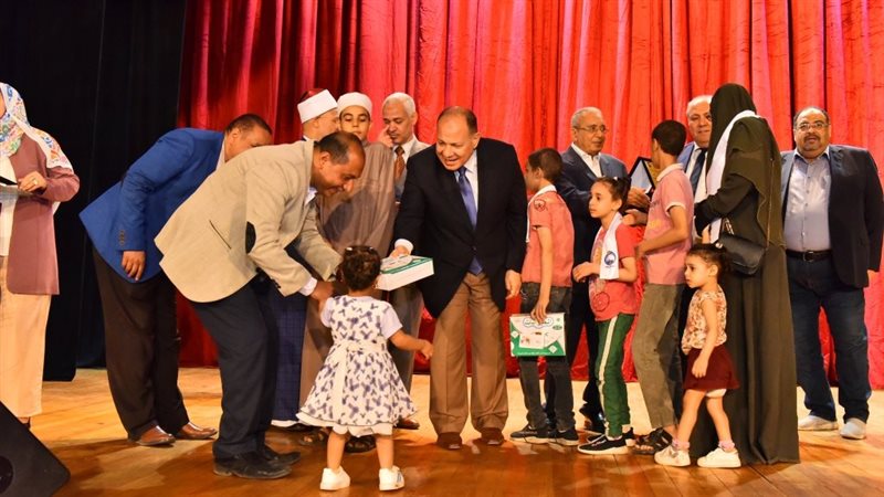 محافظ أسيوط يكرم