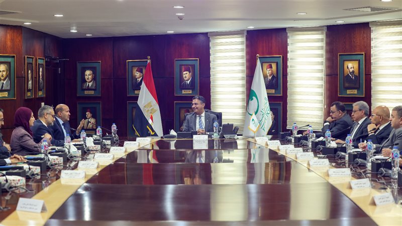 رئيس البريد مع المشرف