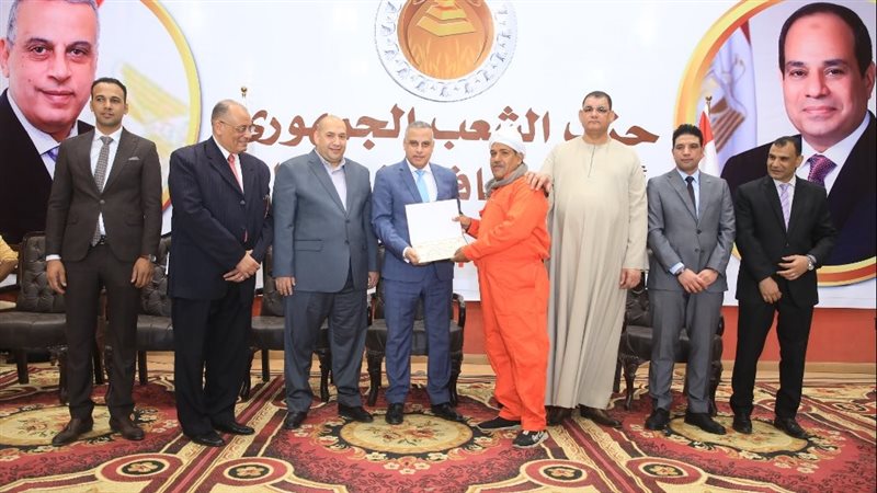 محافظ سوهاج يكرم