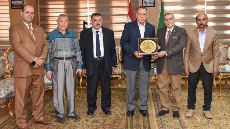 محافظ الشرقية يلتفى