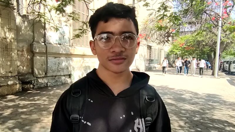 طالب بالصف الأول