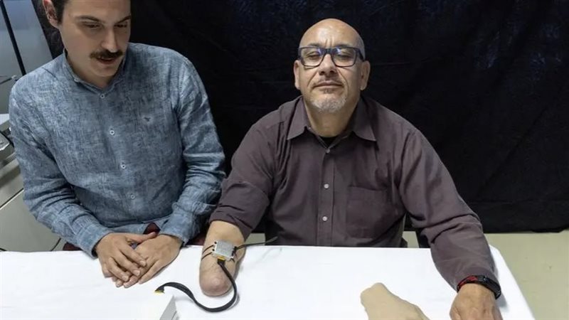 شخص فقد ذراعه يقوم