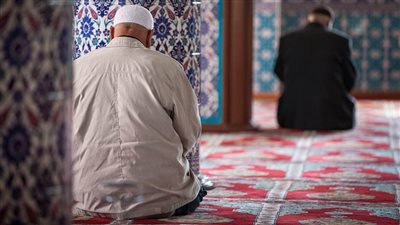 ما حكم المصافحة عقب الصلاة وقول حرمًا؟ الإفتاء تجيب
