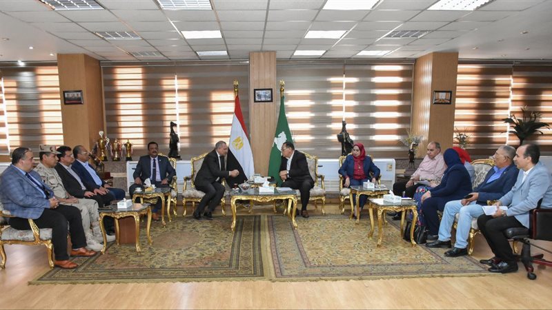المحافظ الشرقية يلتقى