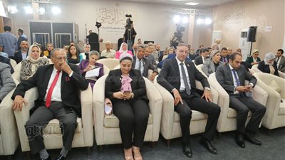 عضو مجلس أمناء الحوار الوطني يعترض على حديث ممثل التجمع