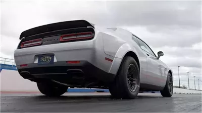 مقارنة بين تشالنجر إس آر تي هيلكات ريد آي وشيفروليه كمارو المعدلة (فيديو) 