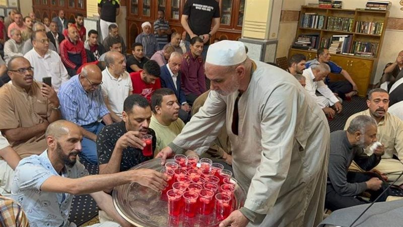 توزيع الشربات بمسجد