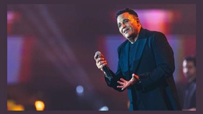 محمد فؤاد يغني “يا بتاع الفل” في حفل ديسكو 90 وسط تفاعل الحضور