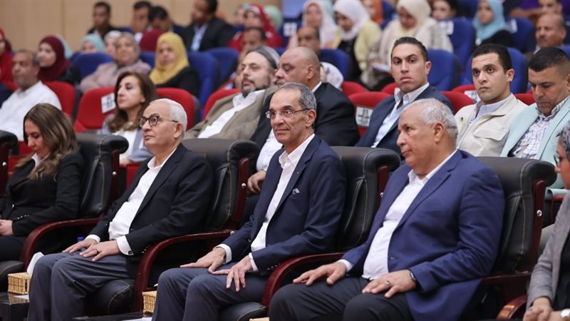 وزير الاتصالات خلال