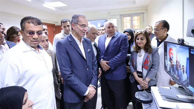 وزير الاتصالات خلال