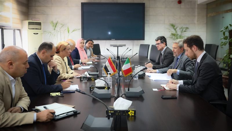 وزيرة البيئة والسفير