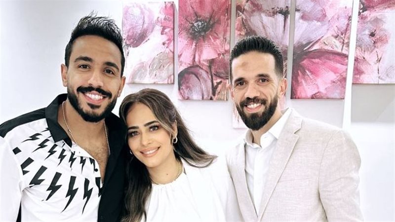 كهربا مع شقيقته،