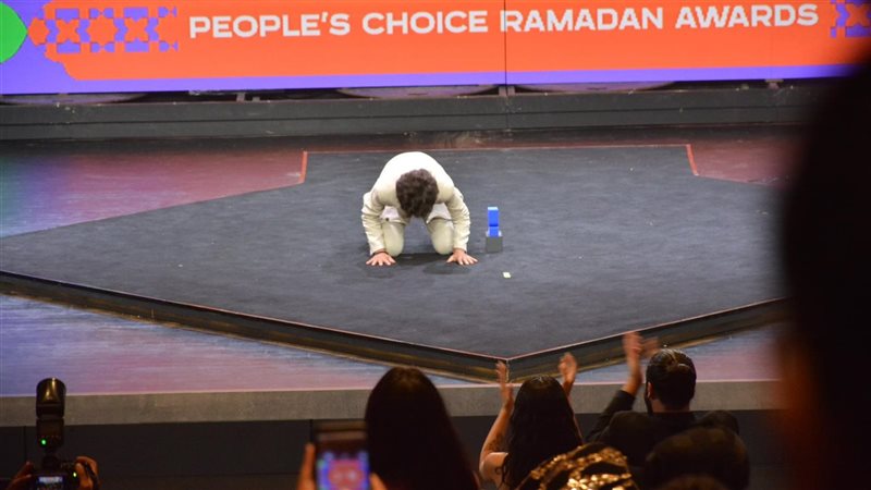 لحظة تكريم الطفل