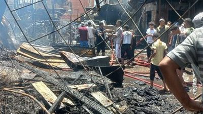 لحظة اندلاع حريق هائل في المحال التجارية بسوق كوم أمبو في أسوان (فيديو)