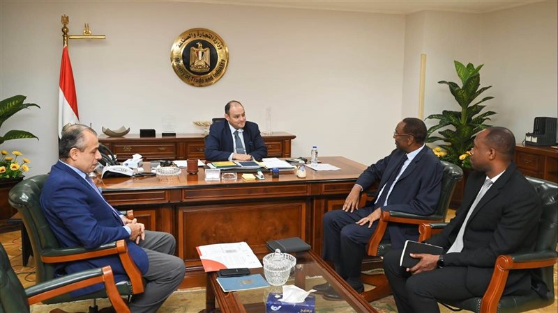 وزير الصناعة مع سفير