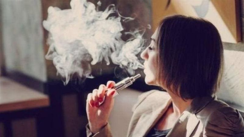 تدخين البنات للشيشة،