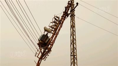 سقوط محول كهرباء هوائي بسبب الطقس السيئ في المنوفية (صور)