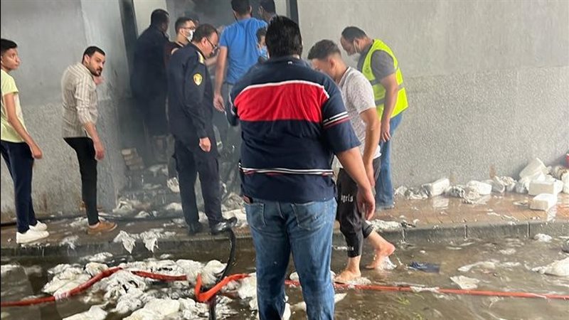 إخماد حريق في مخزن