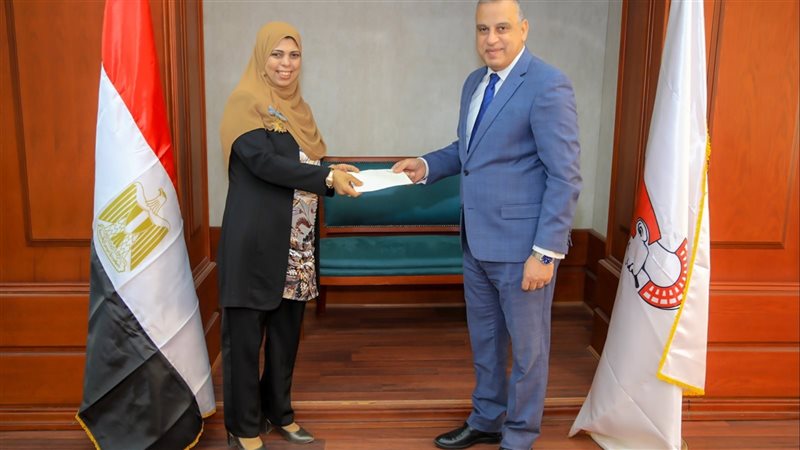 محافظ سوهاج يسلم