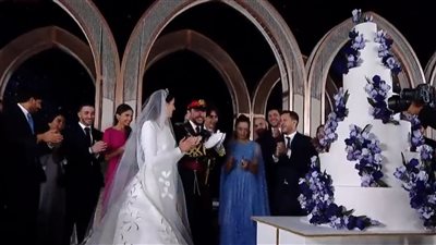 زفاف ولي العهد الأردني، لحظة تقطيع كعكة الزفاف خلال مأدبة عشاء قصر الحسينية (فيديو)